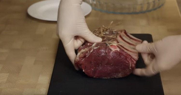 Изваждаме парче от хладилника и го връзваме с бич.