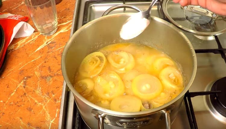 Tilsæt salt, sukker og hvidløg.