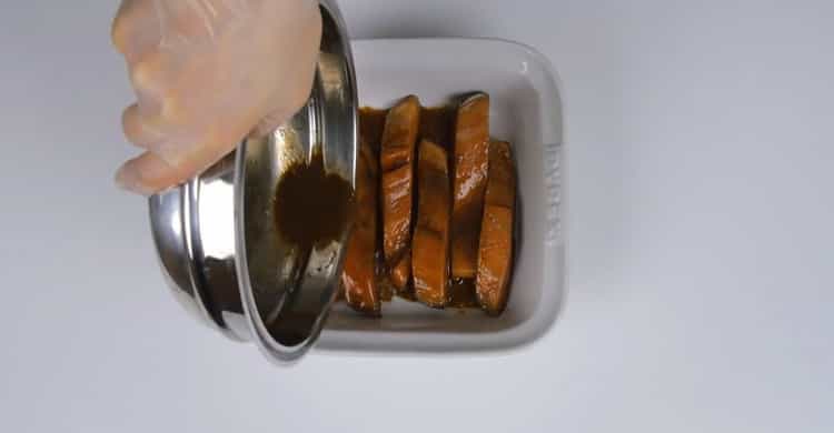 Upang magluto ng pink salmon sa oven, mag-atsara ang mga isda