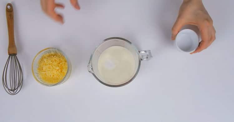 Upang magluto ng pink salmon sa oven, ihanda ang punan