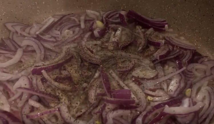 Ceapa poate fi piper imediat într-o tigaie.