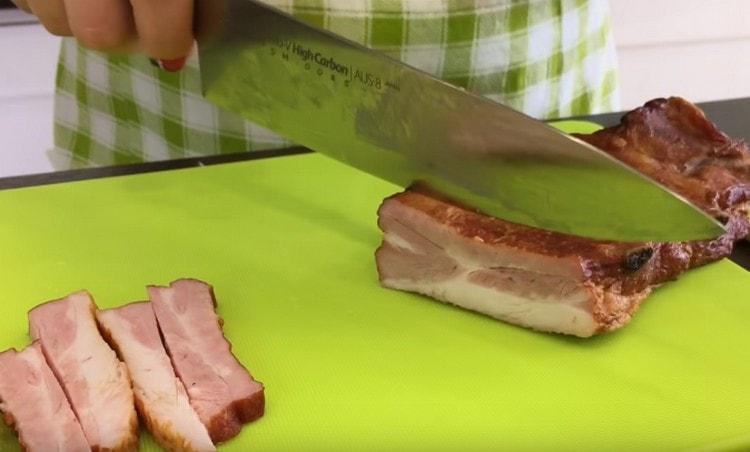 Tăiați coastele afumate.