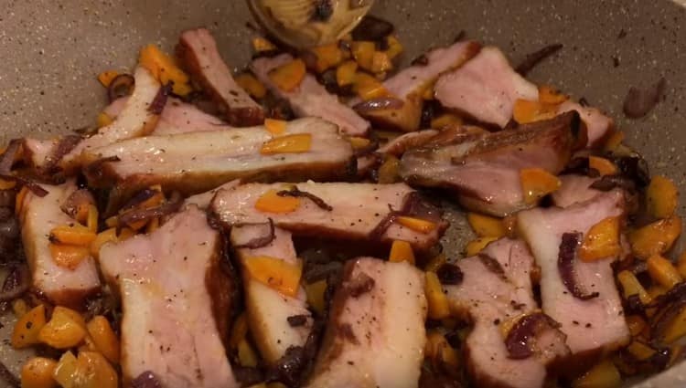 Întindeți coastele tocate într-o tigaie în legume și prăjiți pe ambele părți.