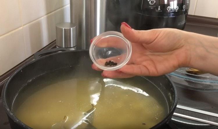 Adăugați sare, boabe de ardei, frunze de dafin.