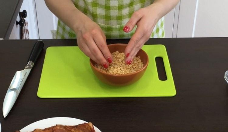 Mazarea pentru supă trebuie înmuiată în avans pentru a fi înmuiată.