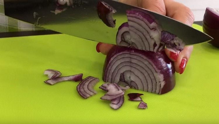 Ceapa poate fi tăiată în inele de sfert.