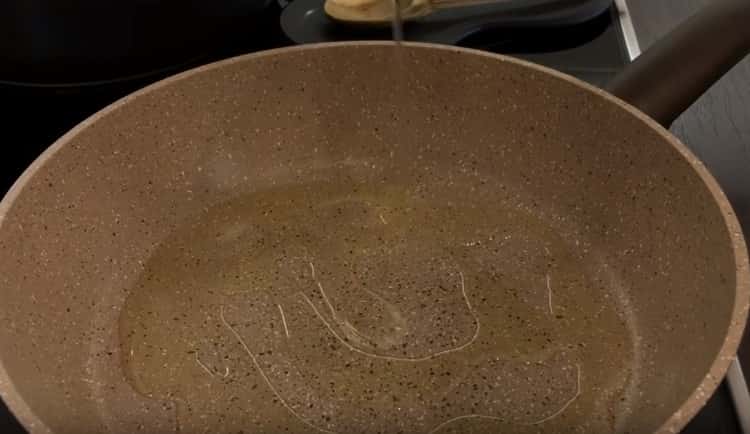 Încălzim uleiul vegetal într-o tigaie.