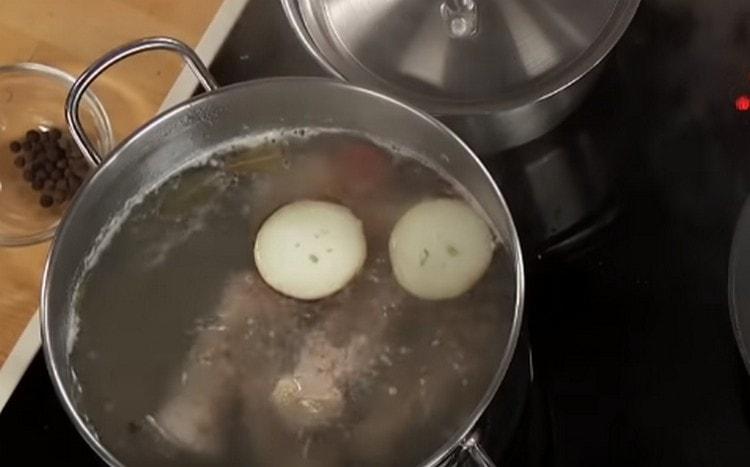 Ajoutez l'oignon au bouillon.