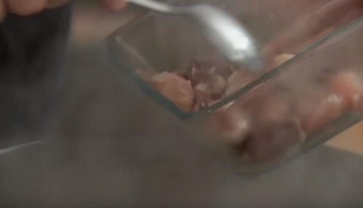 Nous envoyons des filets de poulet préalablement hachés dans le bouillon.