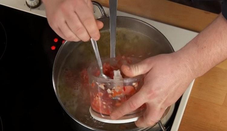 Ajouter le adjika, saler et poivrer au goût.