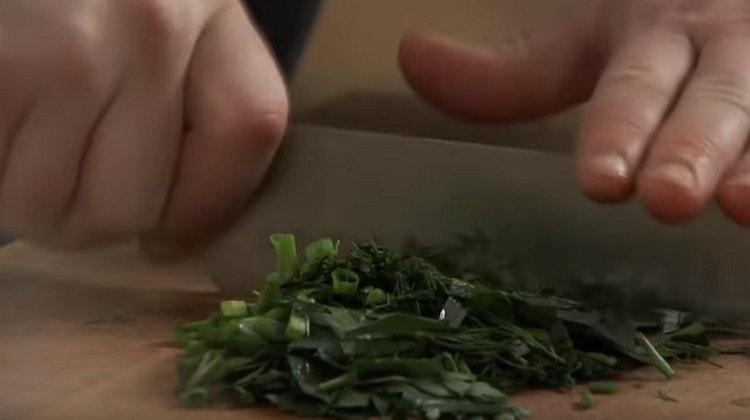 Moudre des herbes fraîches.