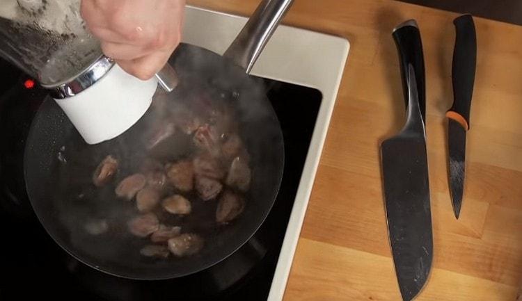 Lorsque les coeurs deviennent rouges, ajoutez-y de l'eau.