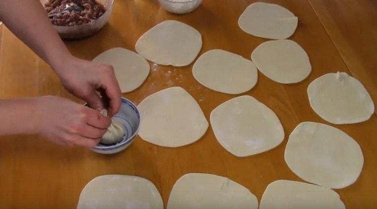 Recogemos los bordes de la masa, formando una bolsa.