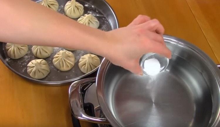 Agregue sal al agua para cocinar albóndigas.