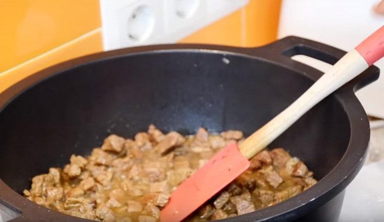 Zkontrolujte maso na měkkost.