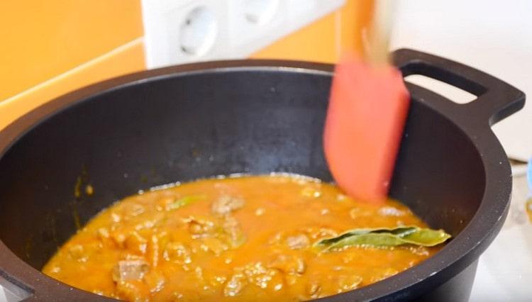 Nechte guláš vařit dalších 5-7 minut.