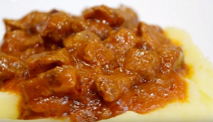 Zkuste takový hovězí guláš s omáčkou v tak jednoduchém receptu.