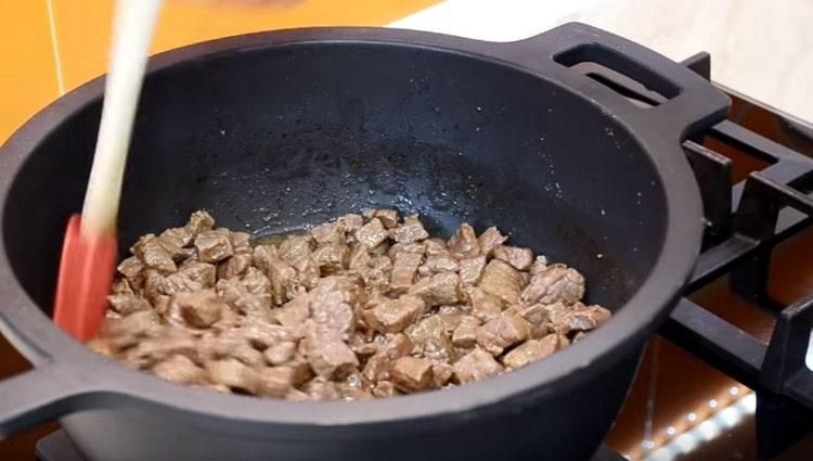 Maso smažte do zlatohnědé barvy.