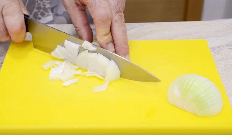 Cibuli jemně nasekáme.