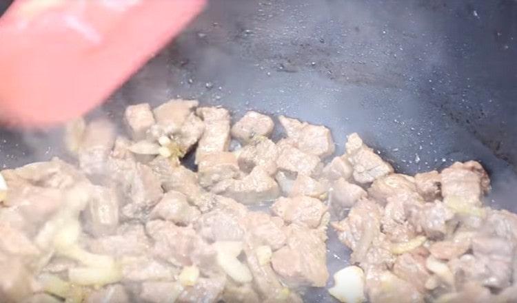 V tomto okamžiku sůl a pepřte.