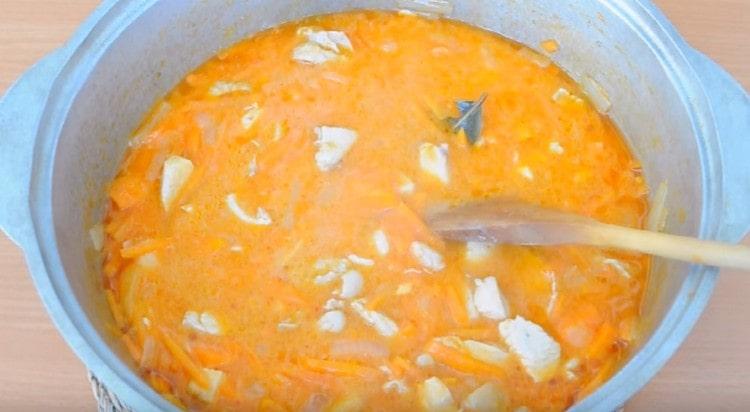 בתום הבישול מוסיפים פלפל שחור ועלי דפנה.