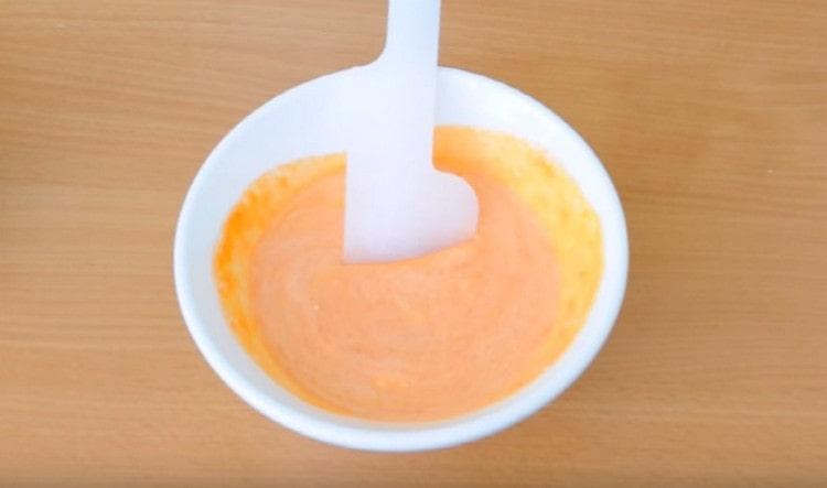 אנו מכינים את הבסיס לרוטב משמנת חמוצה, מים ורסק עגבניות.