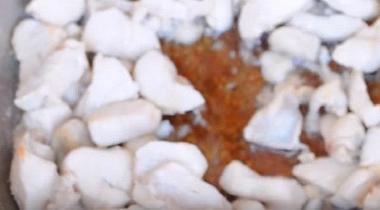 הראשון לטגן את הבשר במחבת.