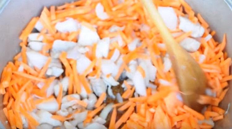 מוסיפים לבצל בצל וגזר, מערבבים, מתבשלים יחד.