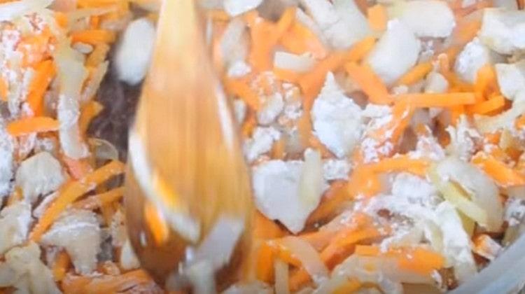 הוסף כפית קמח כך שהרוטב המוגמר יהיה סמיך יותר.