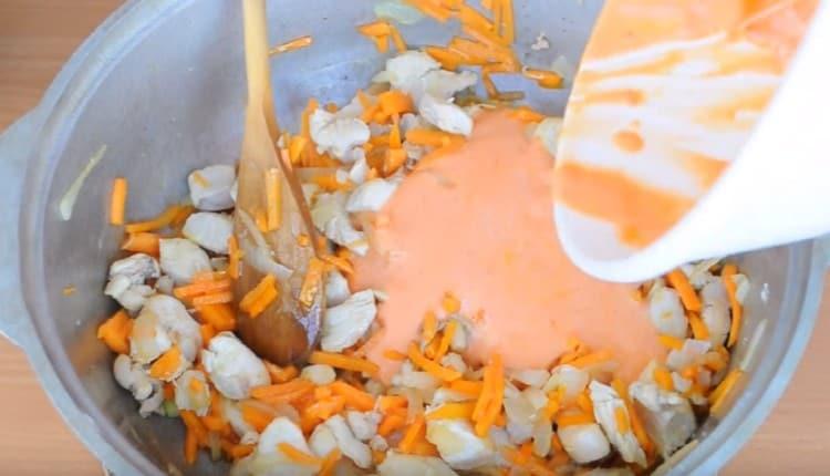 אנו מציגים תערובת של שמנת חמוצה ורסק עגבניות לבשר עם ירקות.