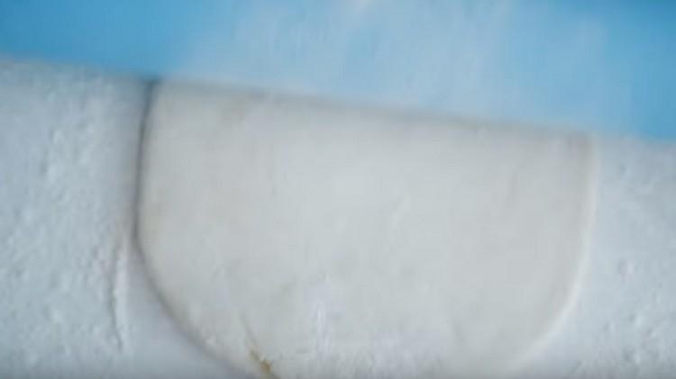 Pagulungin ang kuwarta, hatiin ito sa kalahati.