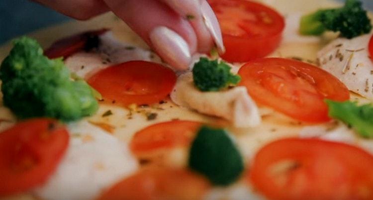 Susunod, ikalat ang mga kamatis, brokuli, beans.