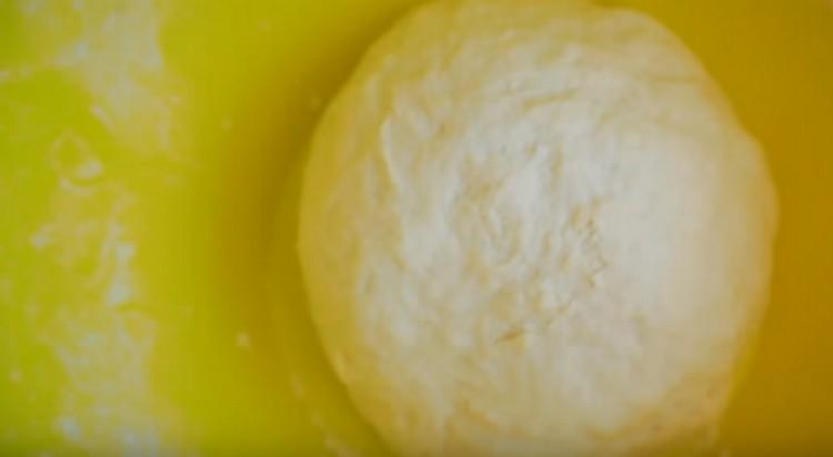 Knead ang kuwarta at iwanan ito upang tumaas.