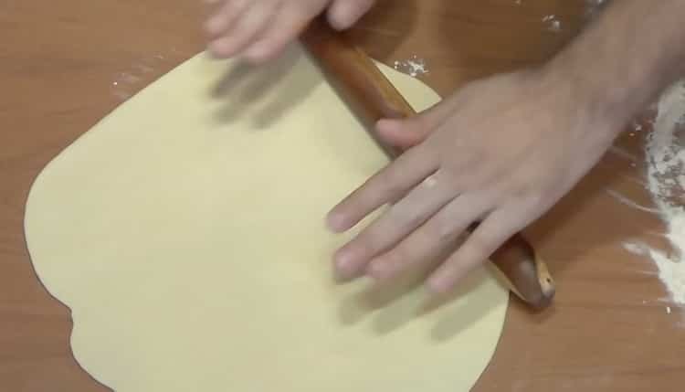 Pentru a face prăjiturile timp de un minut cu gem, rulați aluatul