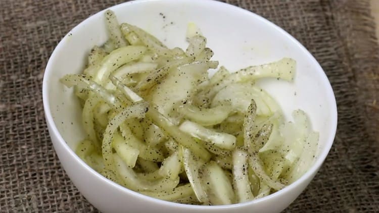 Tilsæt peber med sukker og salt til løgen, bland.