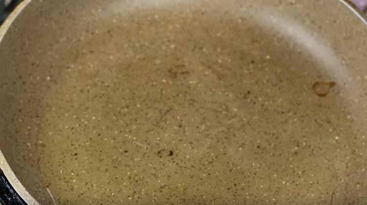 Opvarm gryden med vegetabilsk olie.