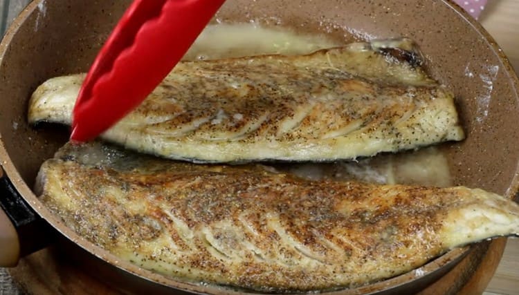 Læg fileten i en gryde og stek, indtil den er gyldenbrun.