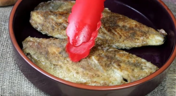 Vi overfører den færdige fisk til en serveringsskål.