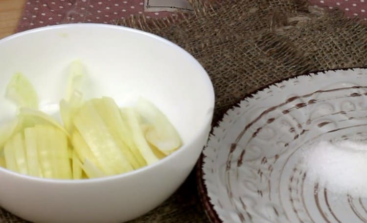 Skær løgne i tynde halvringe.