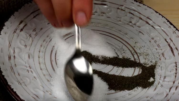 Saltet blandes med sukker og peber.