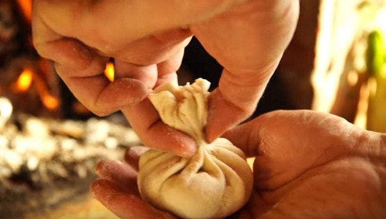 Este important să alungați bine aluatul, astfel încât atunci când prăjiți sucul de carne gustoasă să nu se vărsă.