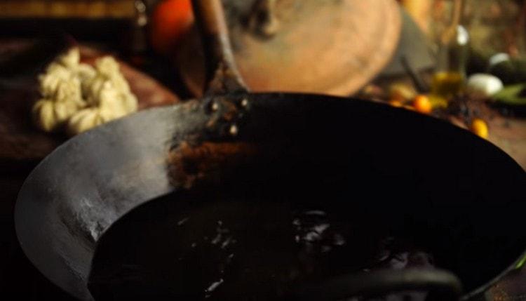 Încălziți bine uleiul într-o tigaie.