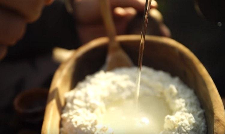 Combinați făina cu sarea, adăugați apă.