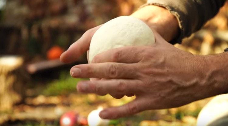 Frământați un aluat elastic strâns.