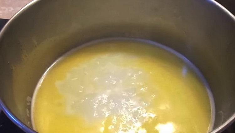 Deixe ferver água e óleo.