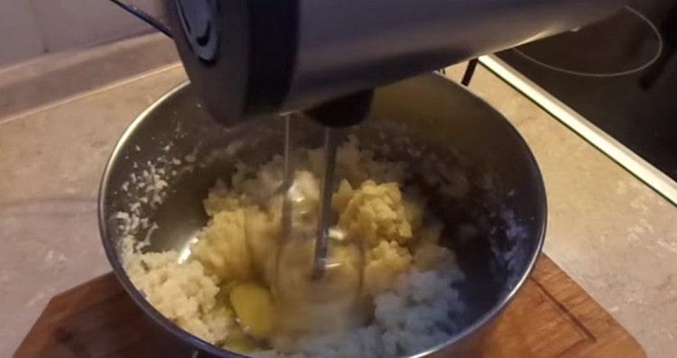 Um por um, introduzimos os ovos na massa, cada vez que batemos bem a massa.