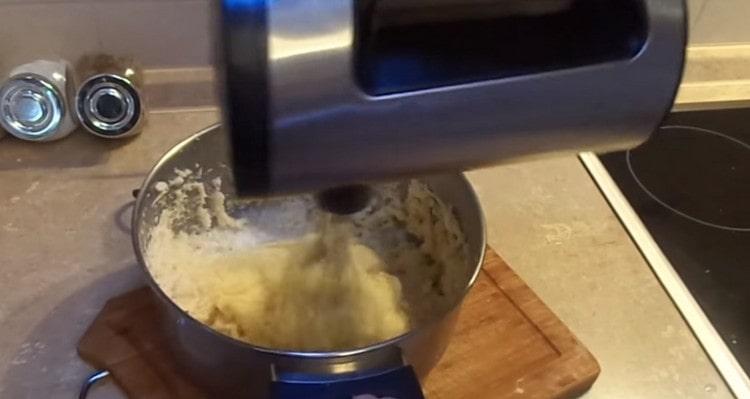 A massa deve clarear, tornar-se macia.