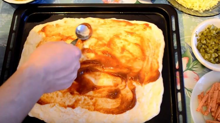 Lubrifiez la pâte avec du ketchup.