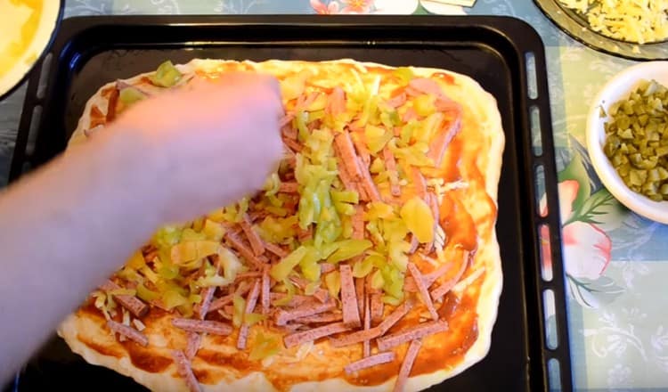 Étalez du poivron finement haché.