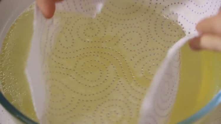 Per preparar el peix gelat amb gelatina, coleu el brou